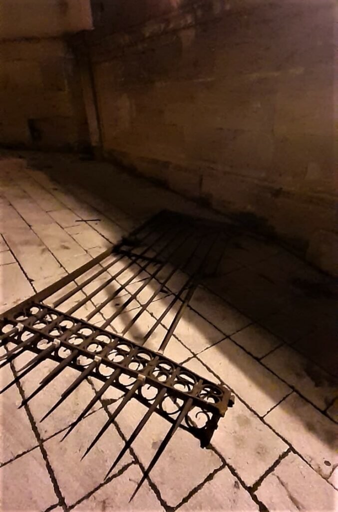 cancello-rotto-677x1024