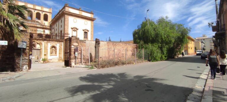 Al via la sistemazione del muro e della recinzione di villa Cutò 