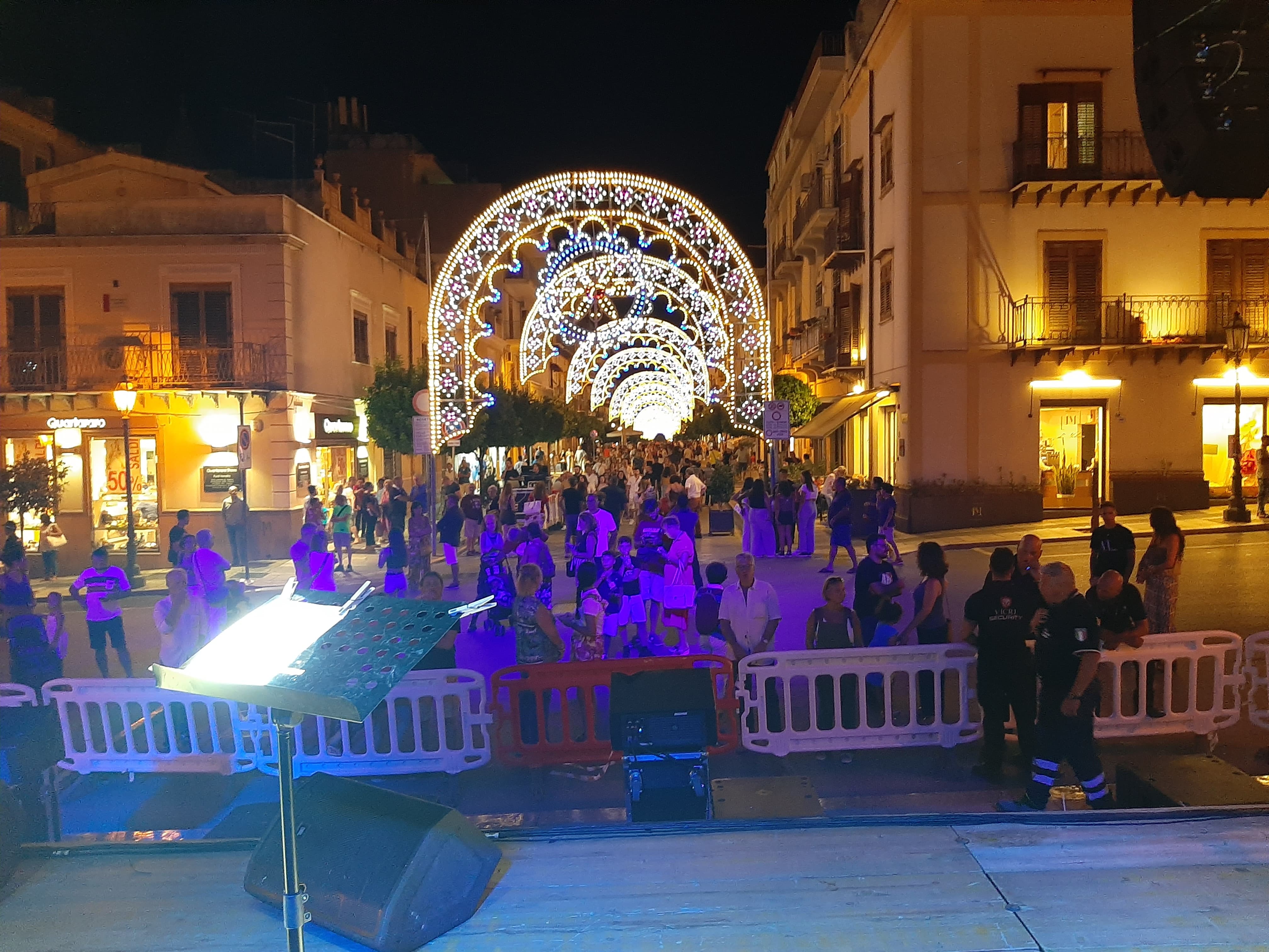 Festa del Santo Patrono: emessa l'ordinanza che vieta la vendita di alcolici e bevande in bottiglia e lattine nel raggio di 500 m. dall'area delle manifestazioni della festa per garantire igiene e sicurezza.