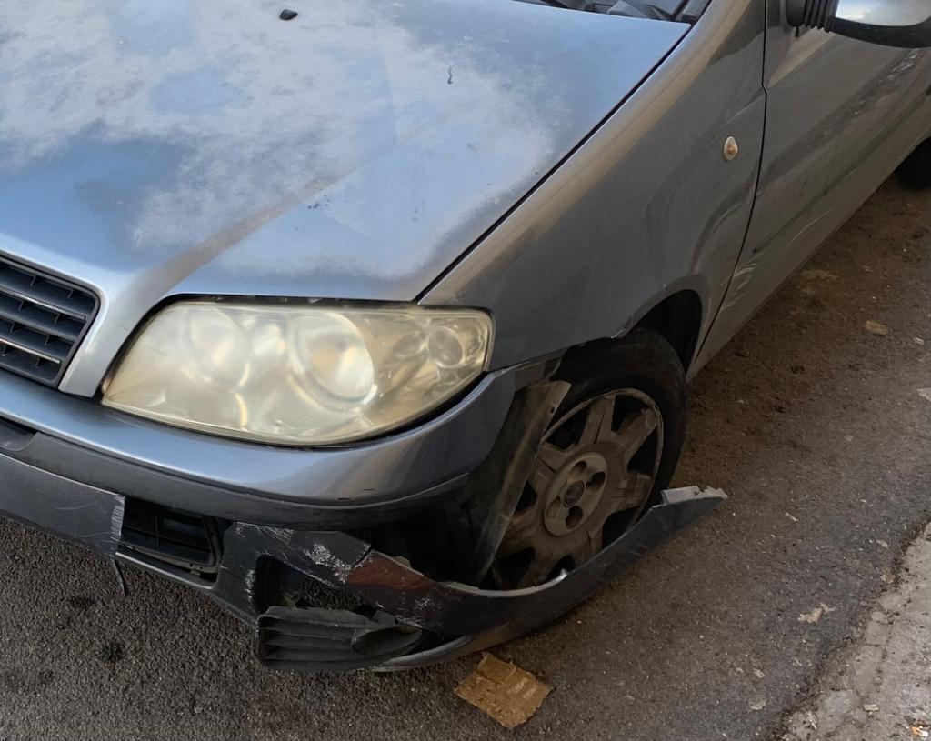 Un auto contro due panchine di corso Umberto I. La PM individua il responsabile