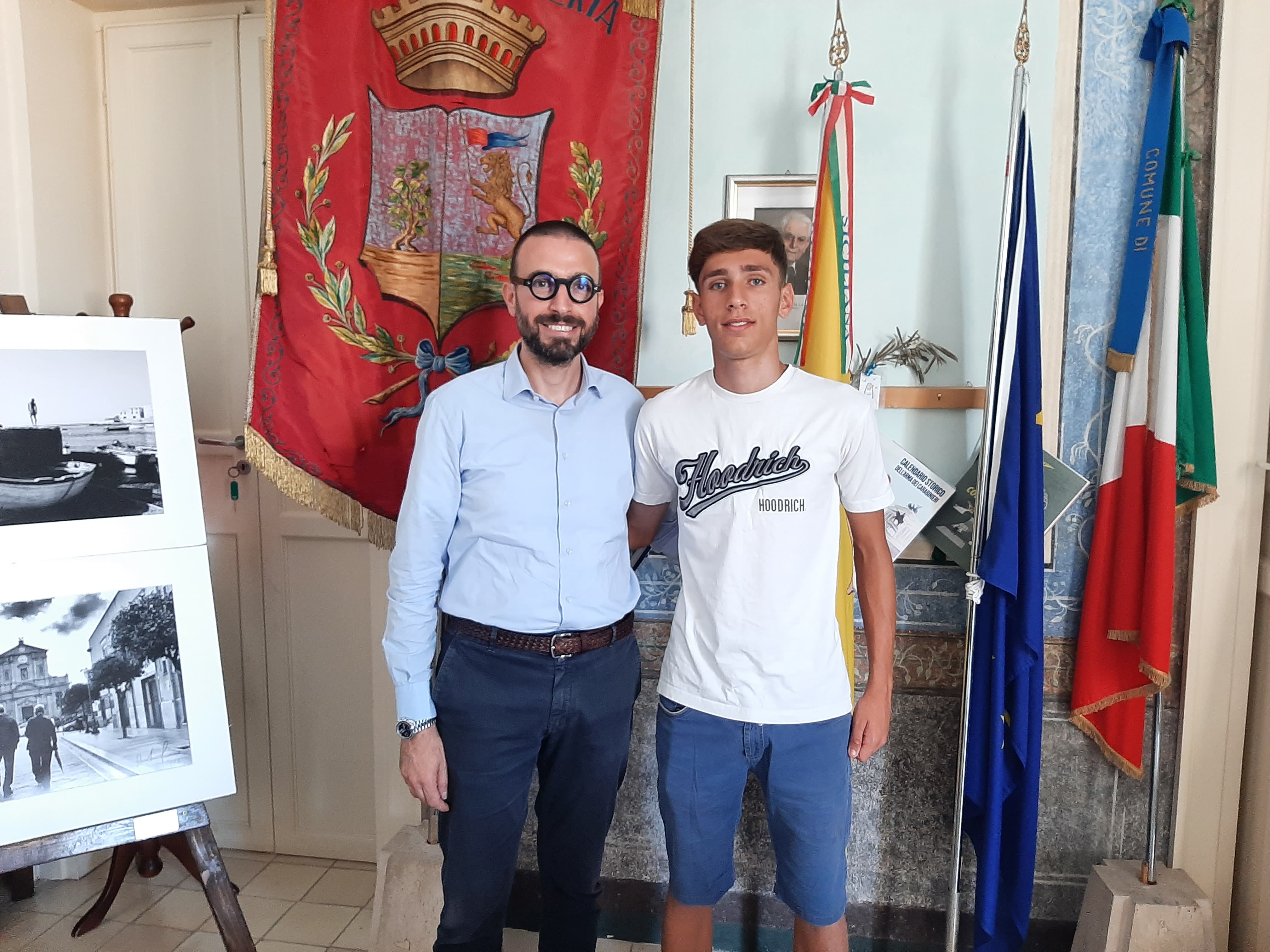 Il giovane talento calcistico Vincenzo Zizzo firma con la Sampdoria Under 17. Accolto dal sindaco per un riconoscimento.