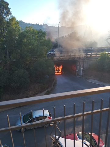 Ultim'ora: lungo il sottopasso di via Filippo Buttitta un auto prende fuoco. Area messa in sicurezza.